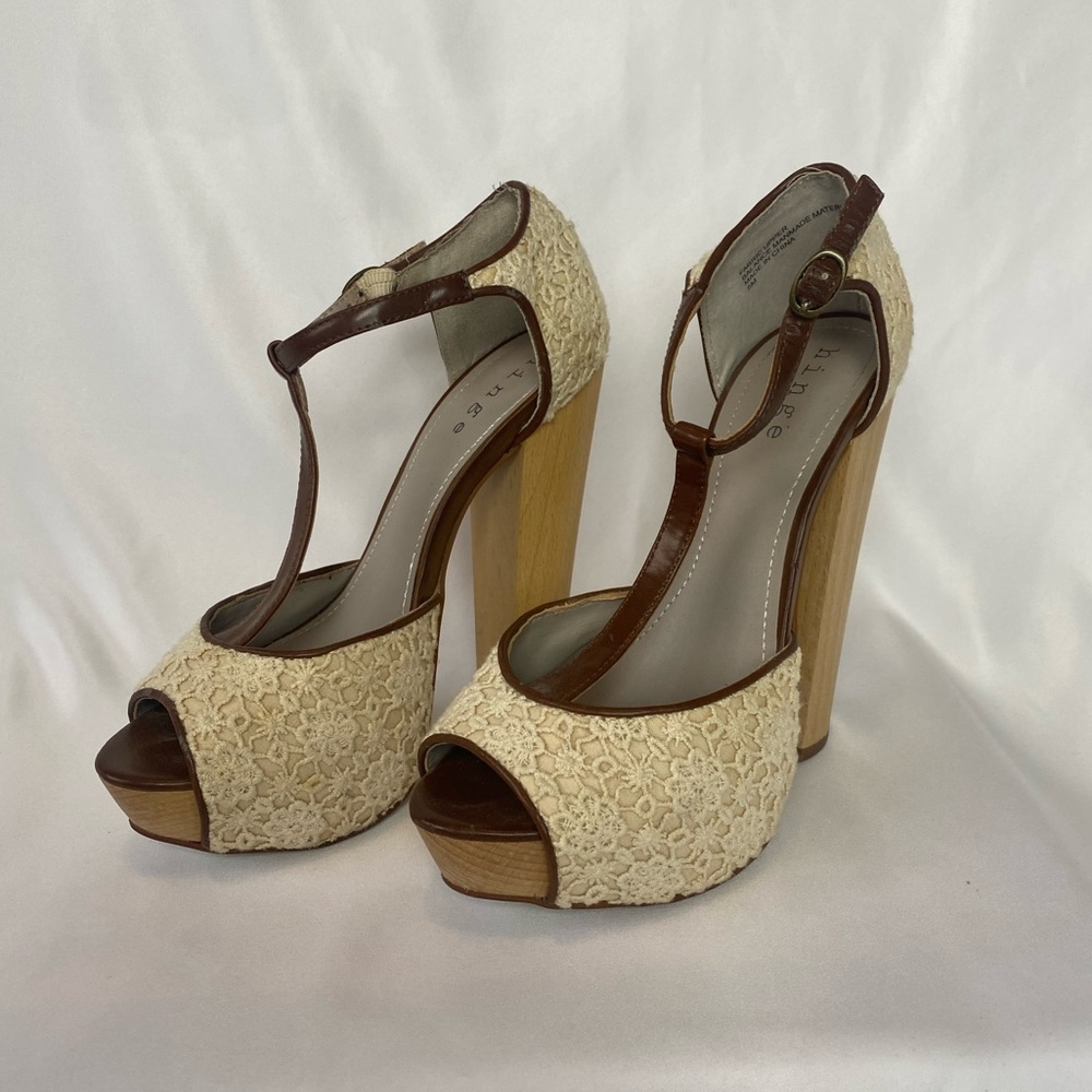 Hinge wooden embroidered heels